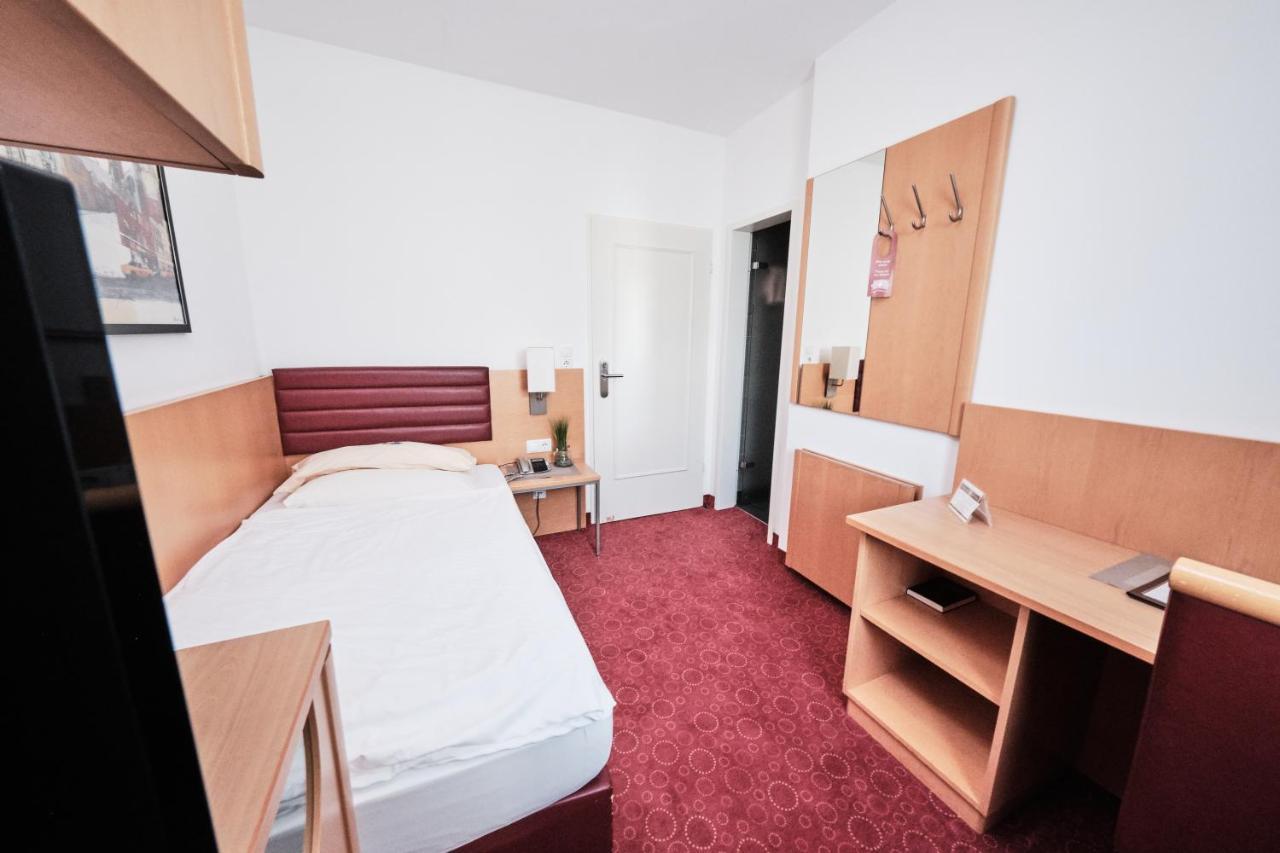 Hotel Zum Adler Бон Стая снимка