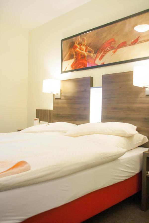 Hotel Zum Adler Бон Стая снимка