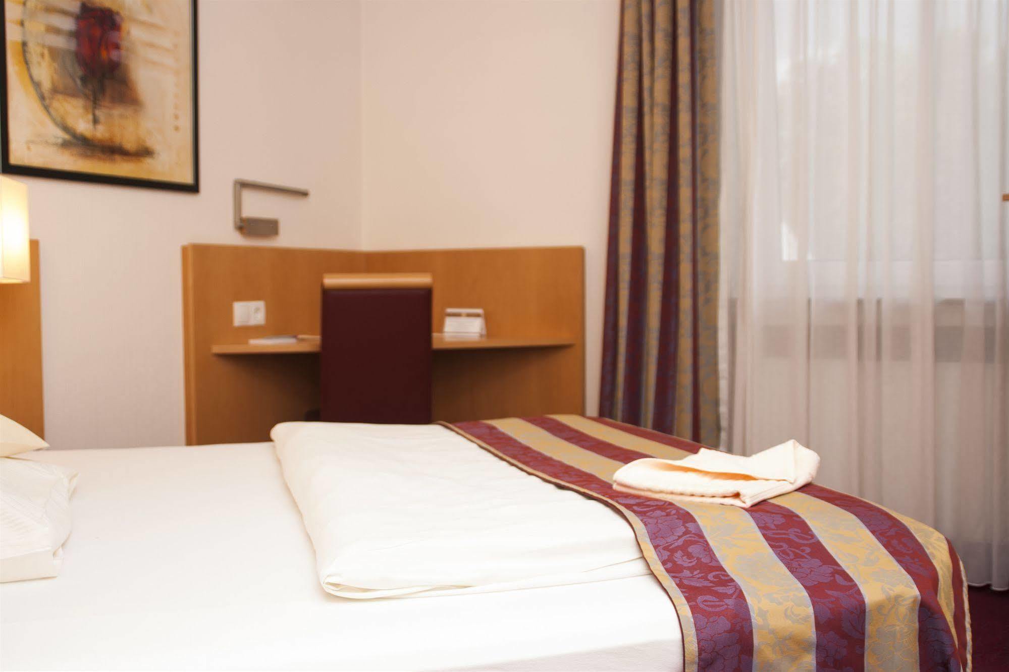 Hotel Zum Adler Бон Екстериор снимка