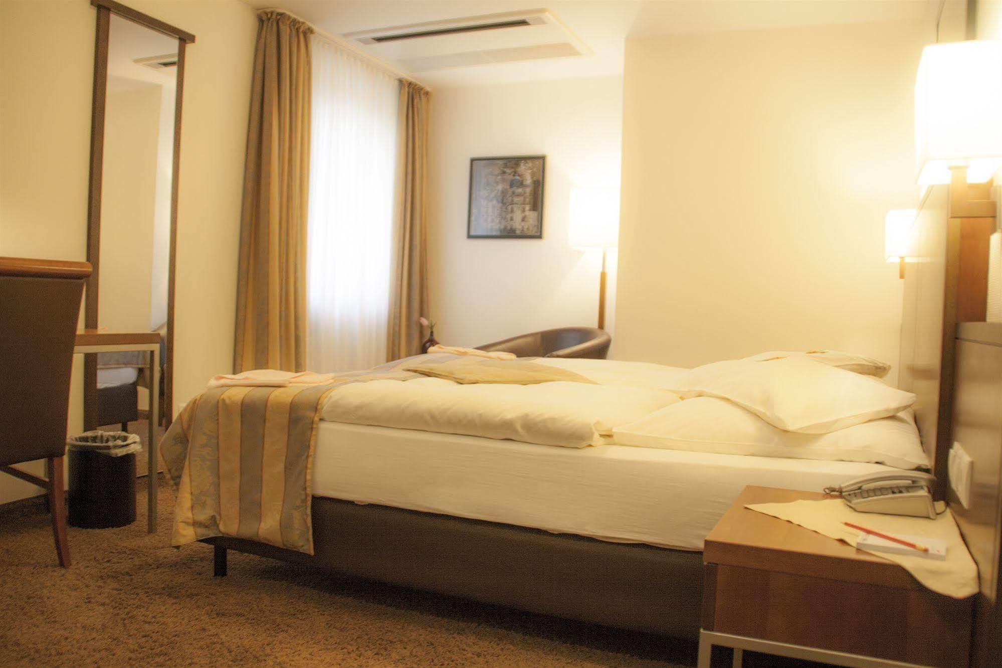 Hotel Zum Adler Бон Екстериор снимка